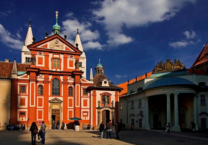 Guided Tour of Prague Castle: St. Vitus Cathedral and Golden Lane– Café pause included