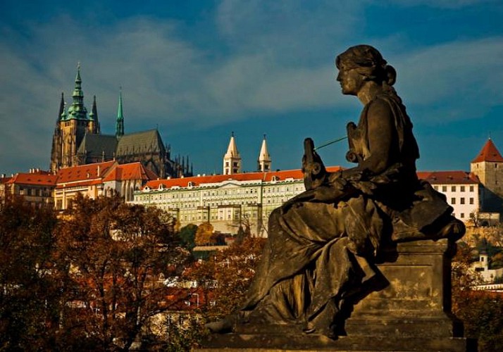 Guided Tour of Prague Castle: St. Vitus Cathedral and Golden Lane– Café pause included