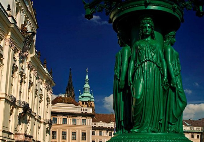 Guided Tour of Prague Castle: St. Vitus Cathedral and Golden Lane– Café pause included
