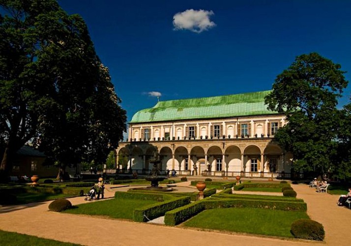 Guided Tour of Prague Castle: St. Vitus Cathedral and Golden Lane– Café pause included