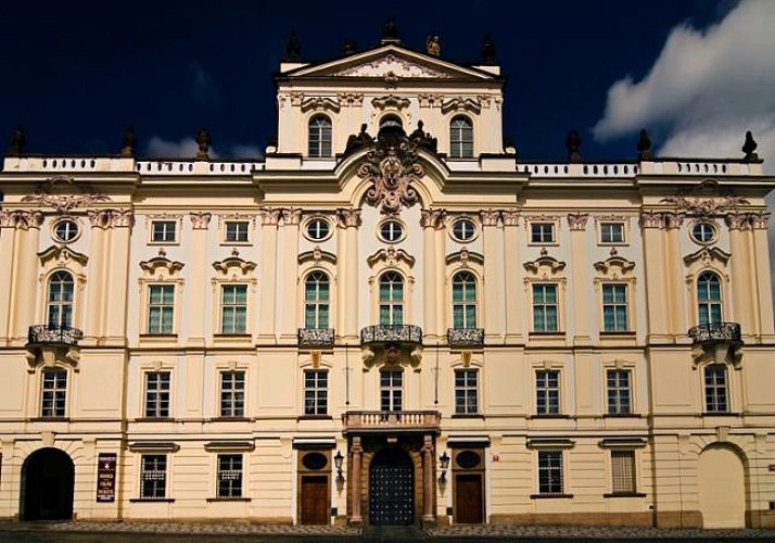 Guided Tour of Prague Castle: St. Vitus Cathedral and Golden Lane– Café pause included