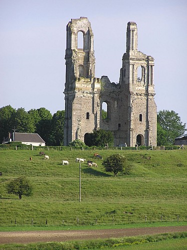 Ruines des tours de l'abbaye de Mont Saint Eloi