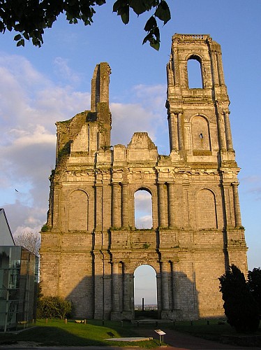 Ruïnes van de torens de oude abdij van Mont Saint-Eloi