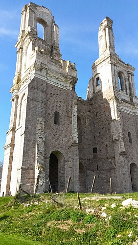 Ruïnes van de torens de oude abdij van Mont Saint-Eloi
