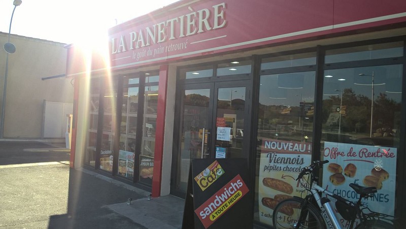 Boulangerie La Panetière avec accès plan incliné pour WC PMR et achat boissons/café  au niveau Station Essence Dyneff
