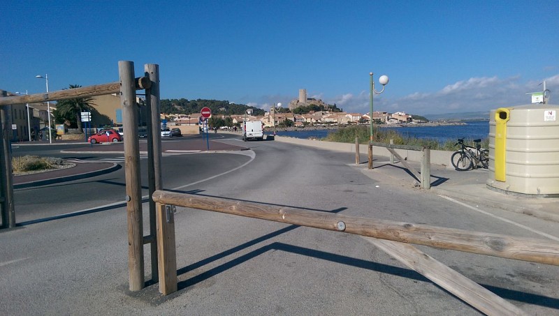Alternative parking avec 3 emplacements PMR immédiats en bordure de piste cyclable