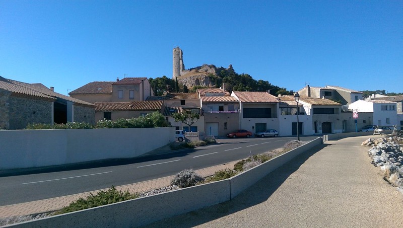 Vue sur la Tour Barberousse et l'étang au niveau des Trabaques ou "Capetchades", sortes de filets fixes maintenus en place par des piquets