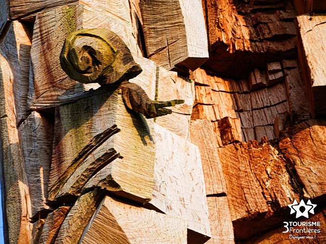 Arbre dragon sculpté
