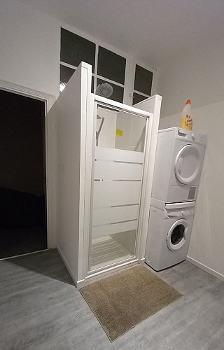SALLE D'EAU composée lave-linge, séche-linge, douche, tapis de sol