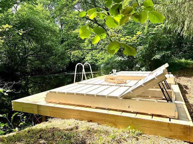 terrasse près de la rivière avec 4 chaises longues