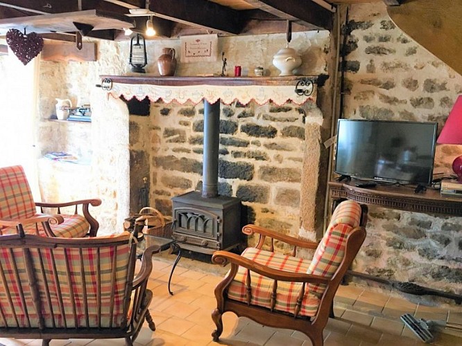 Séjour salon avec poêle à bois, TV écran plat