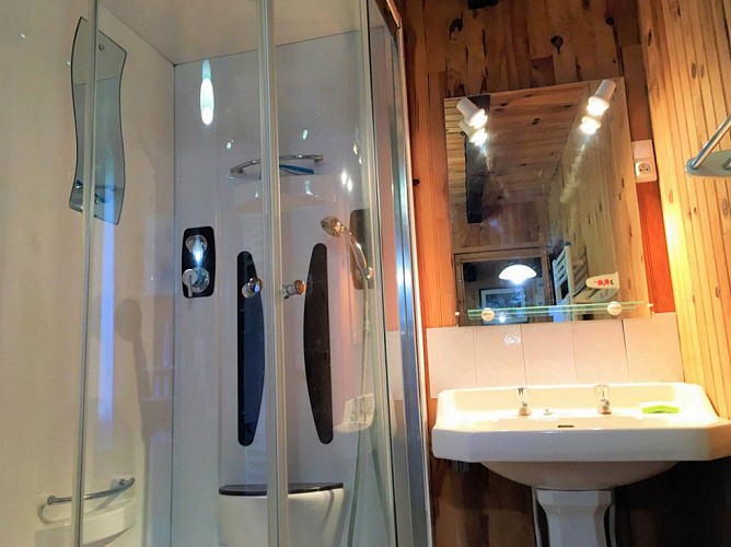 Salle d'eau avec douche, WC, lavabo