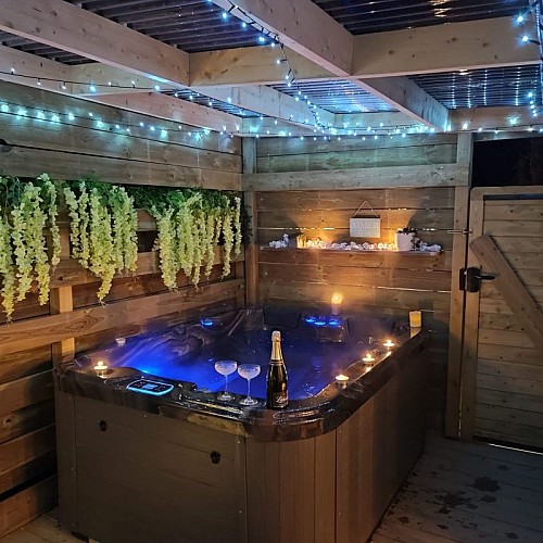 Chambre-avec-jacuzzi-scaled-r3tm9884r9ubfp22xh1ft1rcjfamzrj732lfr8aq80