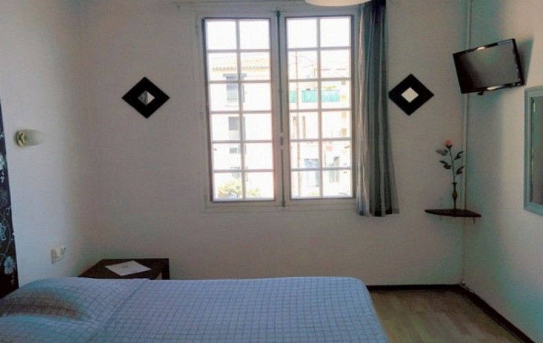 Hôtel Araur** à Agde - Chambre