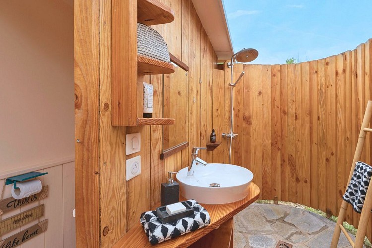 Emplacement Caban'O avec Sanitaire Privé pour Camping-car, caravane, tente, van