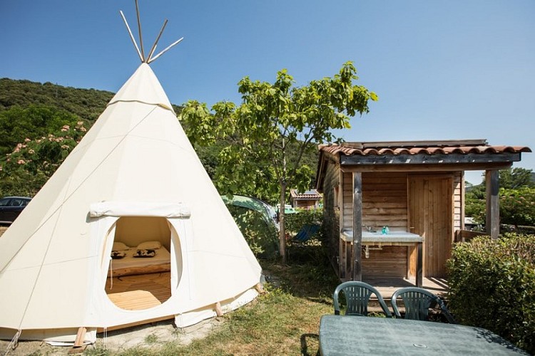 Tipi-insolite-avec-sanitaire-prive-confort-herault-4