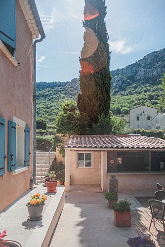 Chemin d_acces a l_auberge cote terrasse