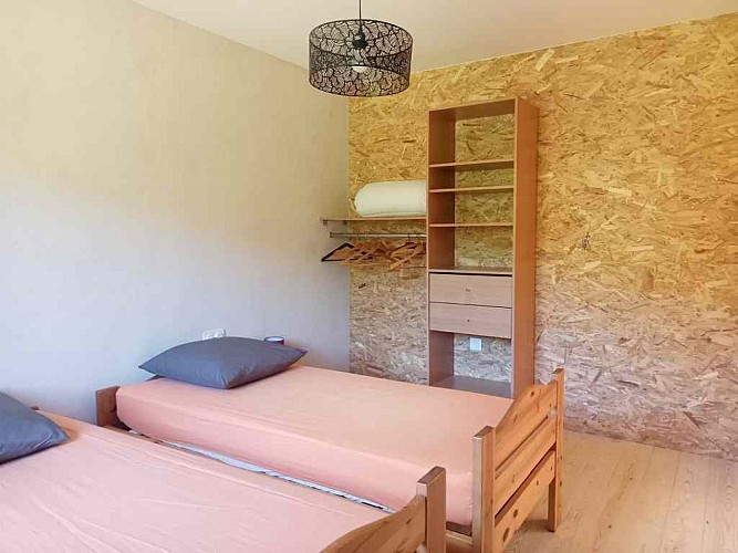 camparols_gitePMR_chambre1_rangements_OT
