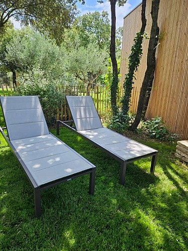 alombredelacheneraie_jardin2_grand_pic_saint_loup_tourisme_gite_les_vignes