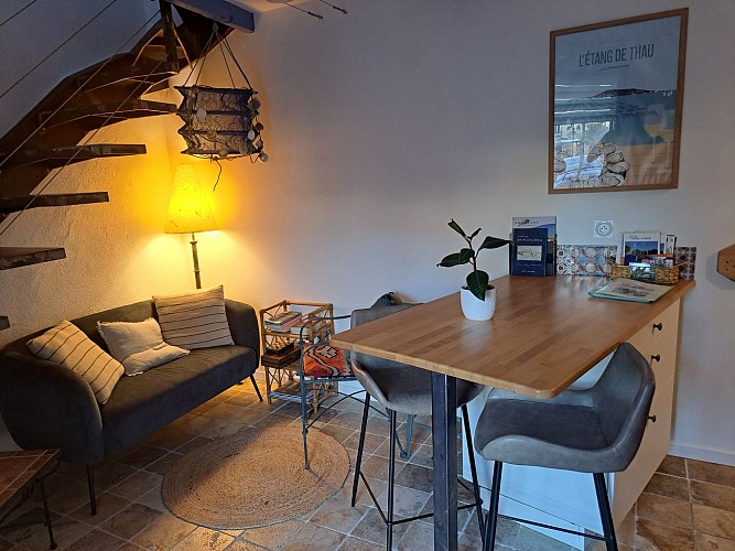 Et un petit coin salon cosy sous le bel escalier artisanal