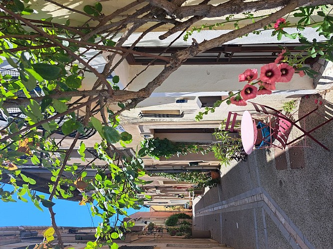 Le mobilier de jardin dans la rue piétonne est une invitation au café matinal