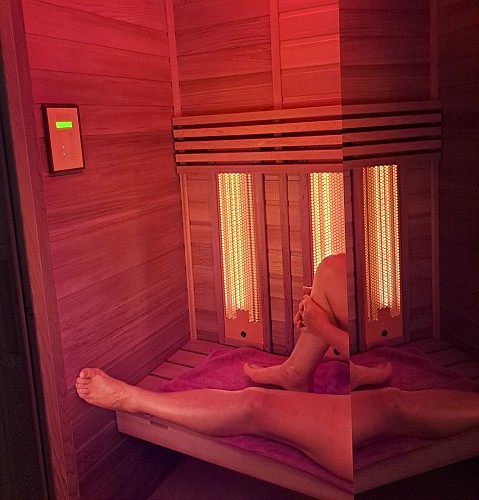 Le sauna infrarouge complète cette salle d'eau exceptionnelle