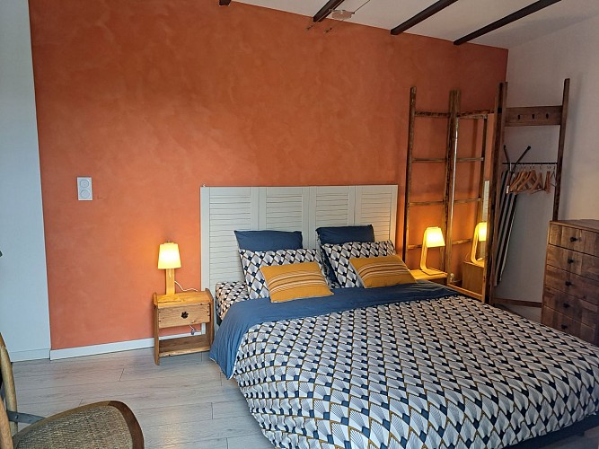 La chambre est équipée d'un lit queen size très confortable et de meubles chinés