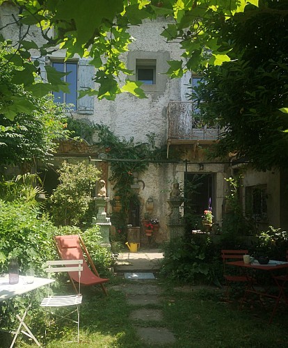 St Pons, Une chambre au jardin. Facade plan géné