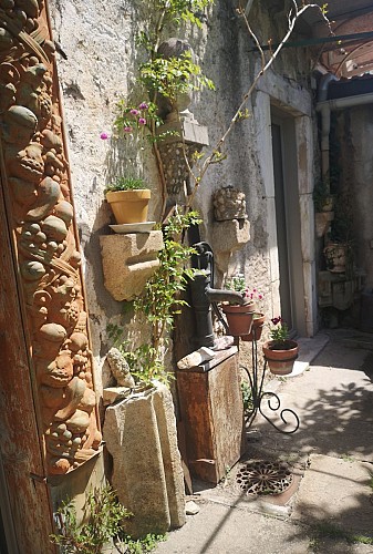 Le porche d'abondance en Zinc et la petite terrasse