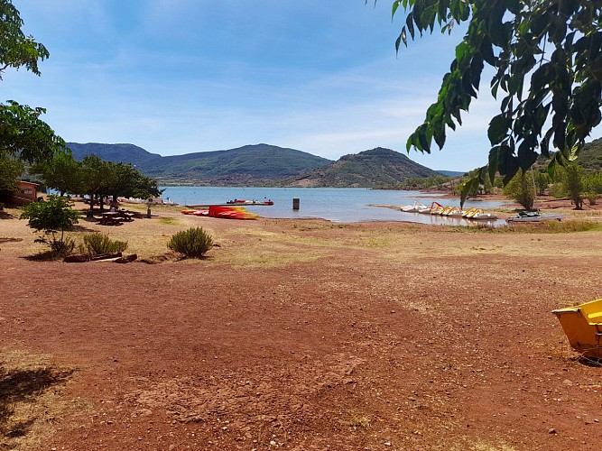 Baie des Vailhés au lac du Salagou