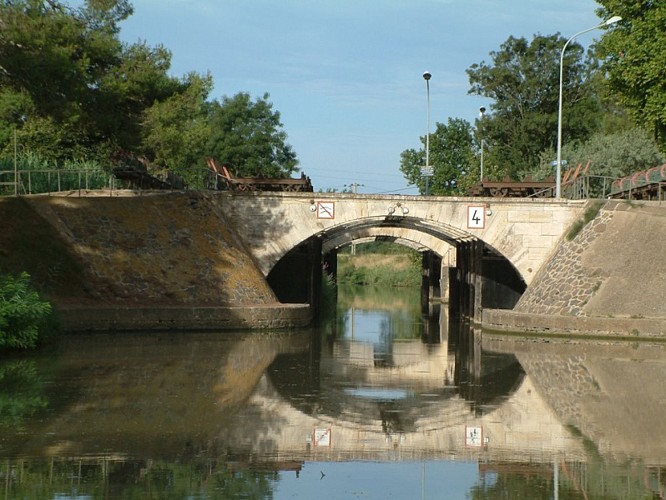 Les Bateaux du Soleil - Croisière sur le Canal du Midi - Ouvrages du Libron Vias