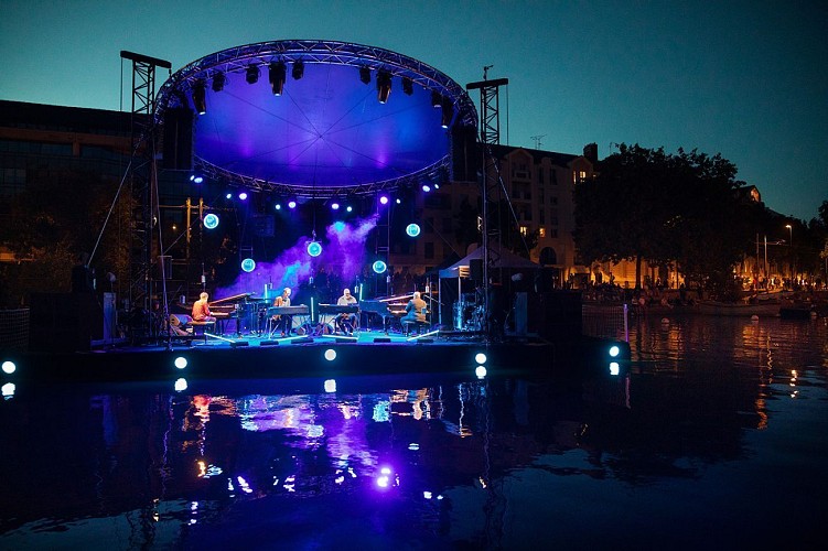 La scène nautique de nuit