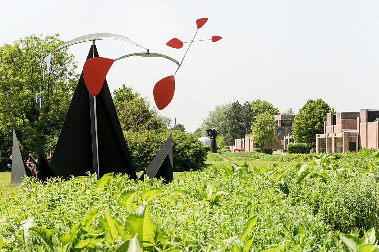 Vue extérieure du LaM avec Alexander Calder, Reims, Croix du Sud, 1969