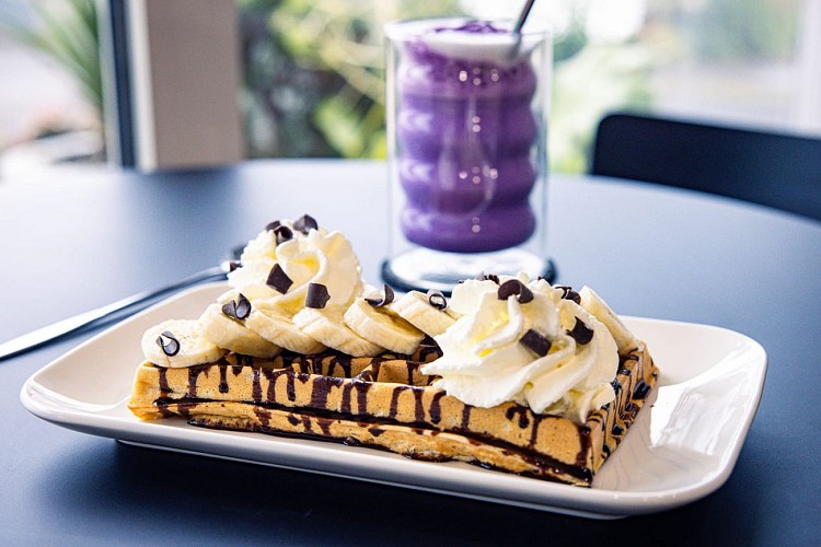 Gaufre gourmande et boisson Purple latte