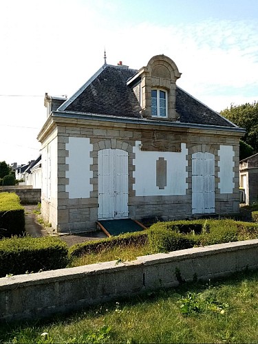 Le pavillon du gardien et la grille