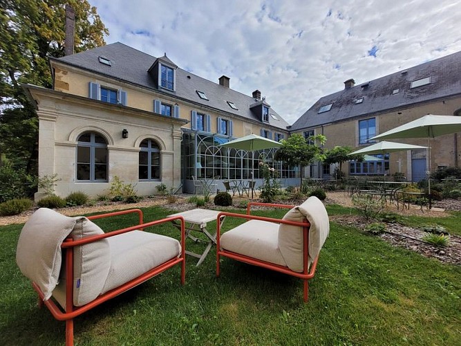 Hôtel-Les-Près-Saint-Hilaire-Le-Châtel