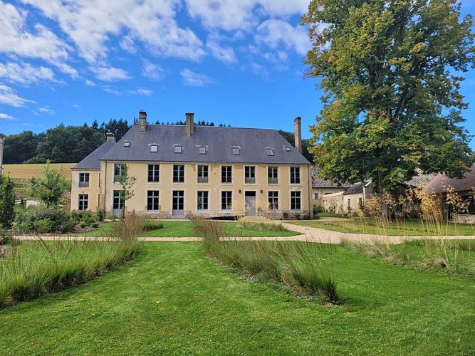 Hôtel-Les-Près-Saint-Hilaire-Le-Châtel