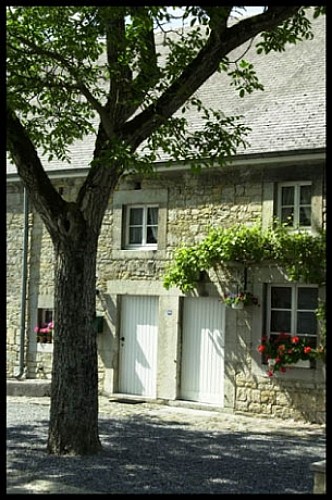 Ancienne ferme en long et moellons calcaire (rue des combattants, 30-32)