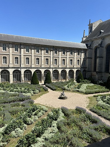 Jardin des senteurs au centre de l'ABbaye des Prémontrés de Pont-à-Mousson