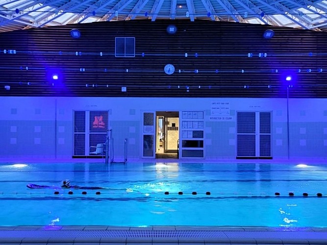 Piscine éclairage nocturne bleu ©