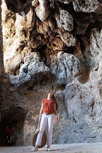 Habitats troglodytes dans le rocher de tuf