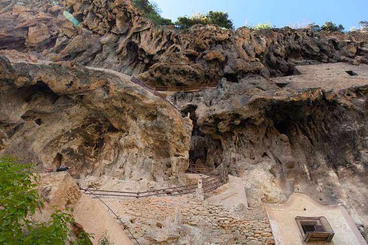 Habitats troglodytes dans le rocher de tuf