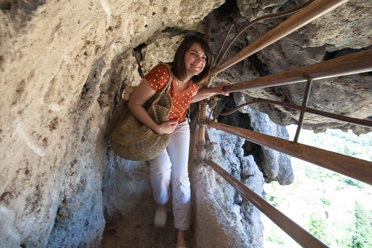 Habitats troglodytes dans le rocher de tuf