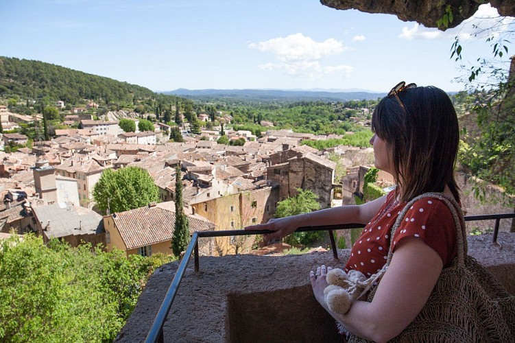 Habitats troglodytes dans le rocher de tuf