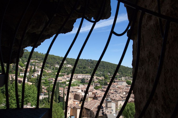 Habitats troglodytes dans le rocher de tuf