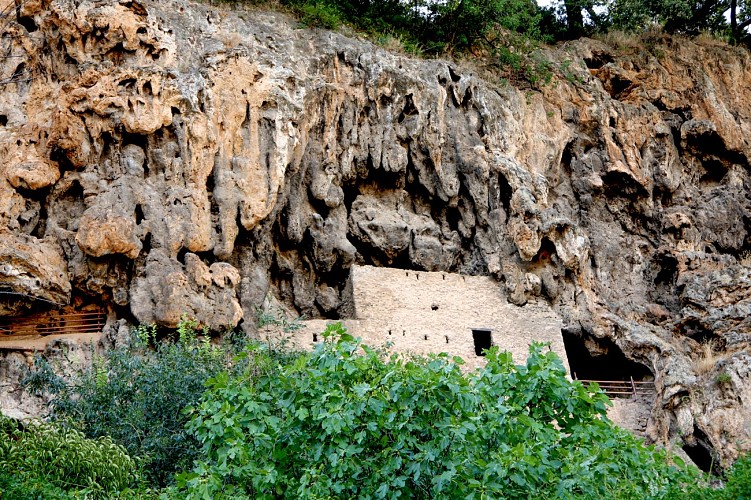Habitats troglodytes dans le rocher de tuf