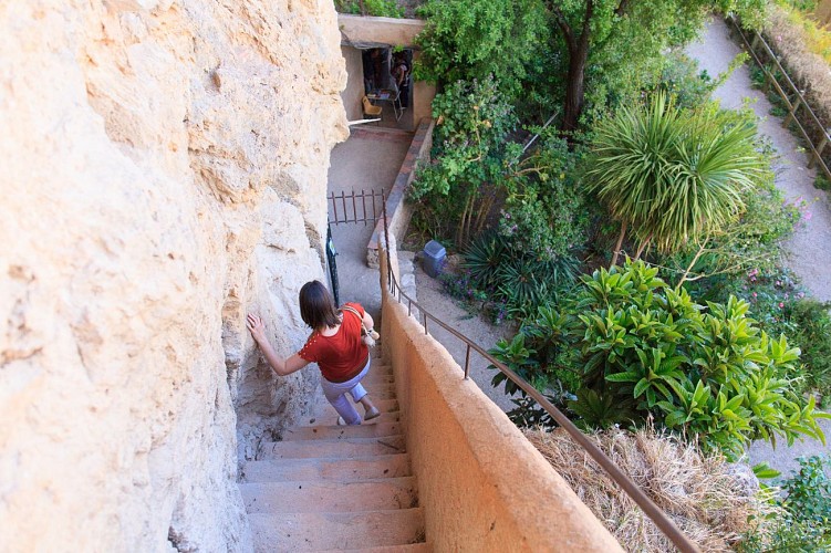 Habitats troglodytes dans le rocher de tuf