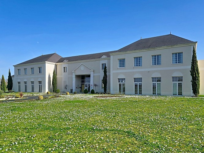 Domaine du Val d’Amboise – Holiday Residence with Pool near the Loire Valley Castles