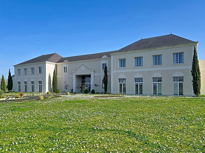 Domaine du Val d’Amboise – Résidence de vacances avec piscine près des châteaux de la Loire
