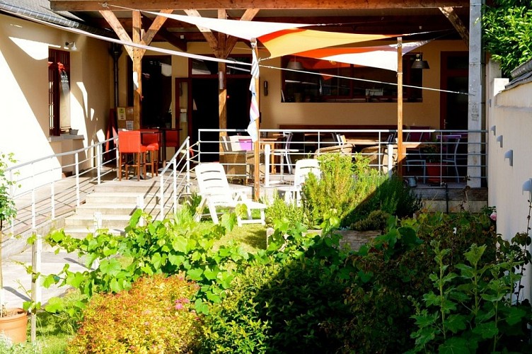 Terrasse de l'hôtel restaurant La Corne d'Abondance, Bourgtheroulde © JC Delisle